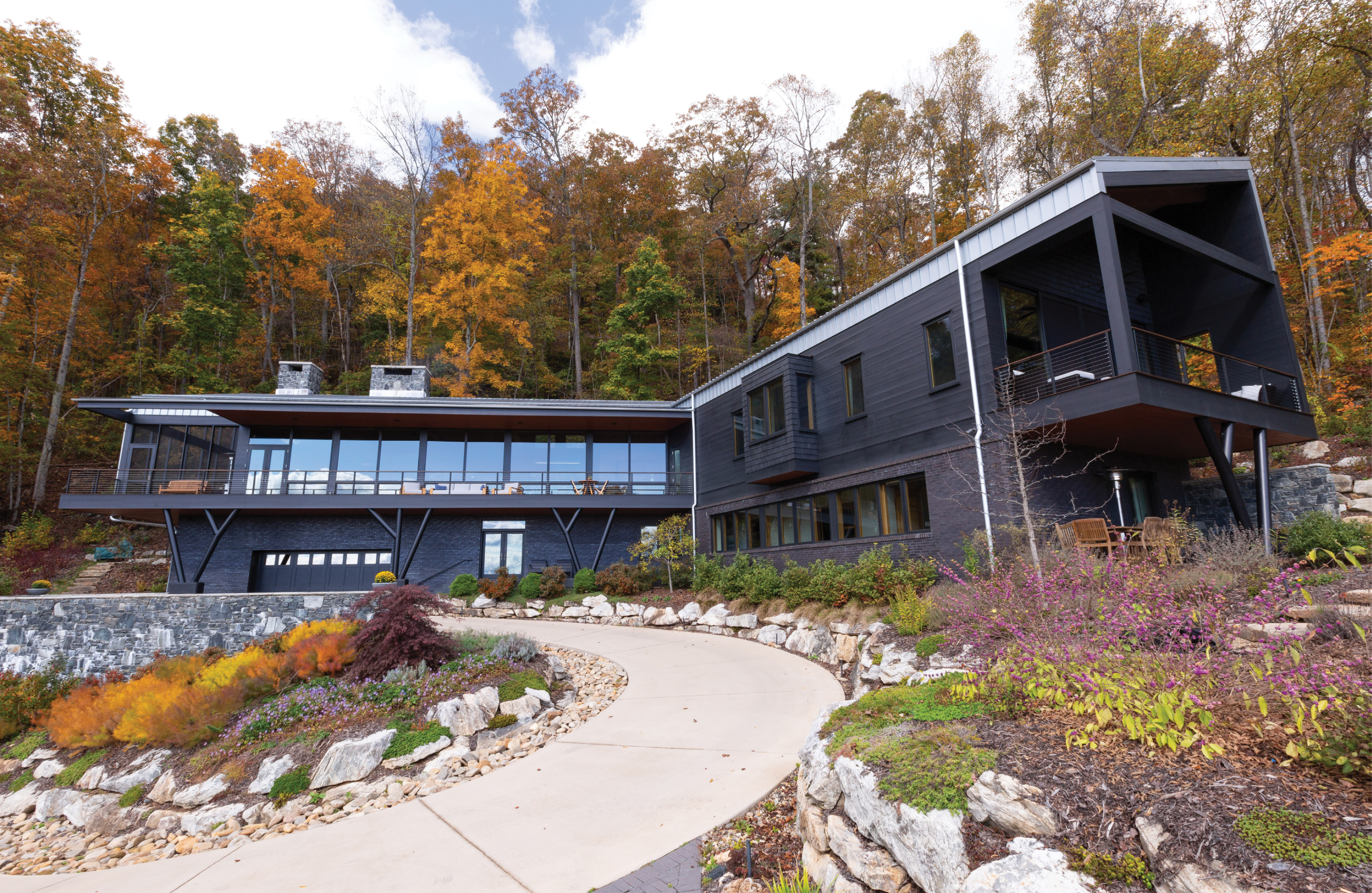 A Rare Gem : Through a visionary’s lens, a modern Asheville abode strikes unexpected balance between darkness and radiance