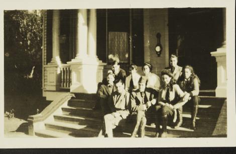 The Baruch children and other relatives gather on the porch of “Old Relick” in 1918.