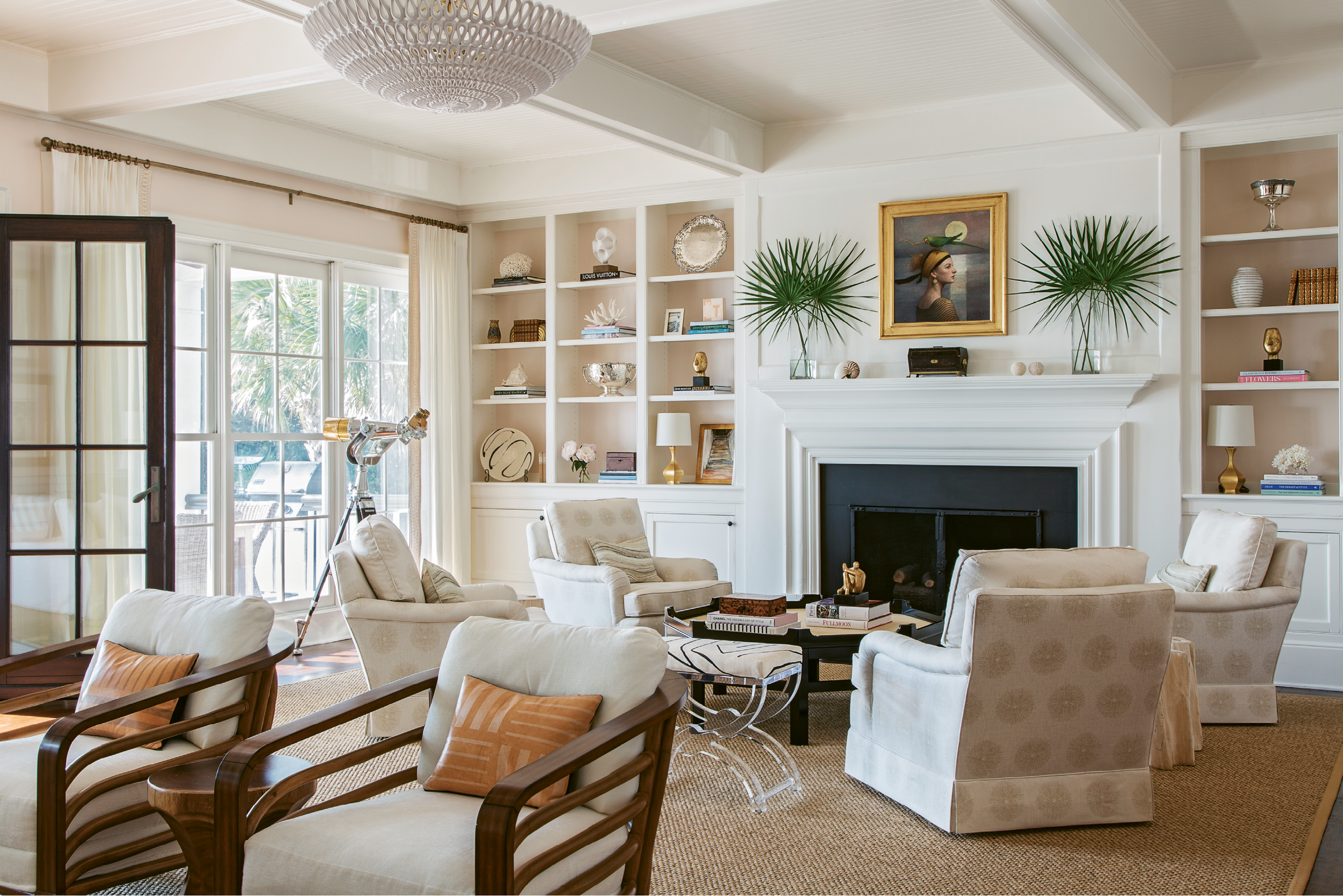 COASTAL CHARM: The Kings asked designer Allison Elebash to infuse the home with a laid-back island vibe. For the living room, she chose a color palette inspired by coastal landscapes—the walls, for example, are Benjamin Moore’s “Beautiful in My Eyes,” a rosy hue inspired by the pink sand beaches of the Caribbean.
