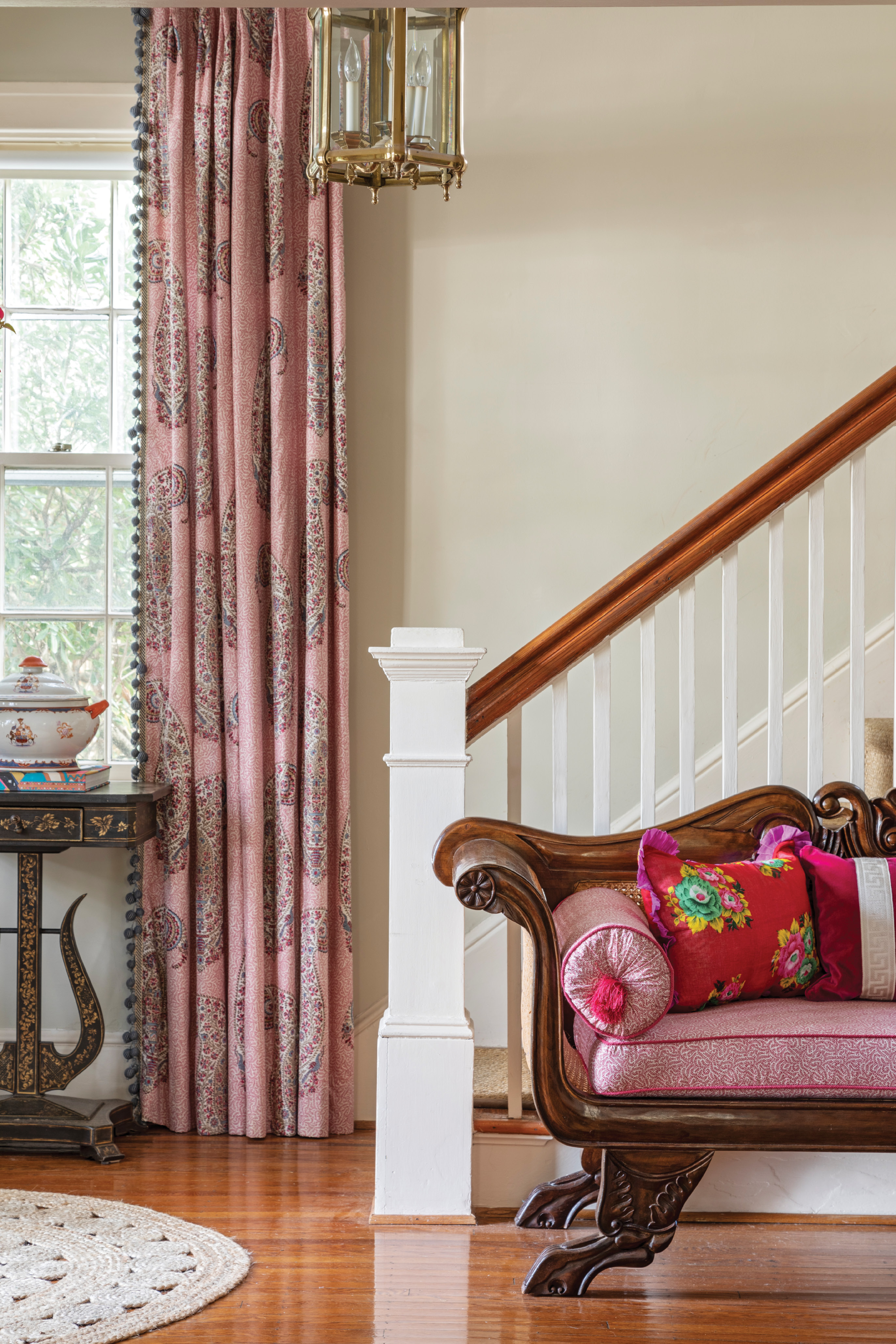 Explore interior designer Alaina Michelle Ralph’s take on this eye-catching new style, mixing antique furnishings and collectibles with modern touches and plenty of bright color, in a 1920s colonial home South of Broad.