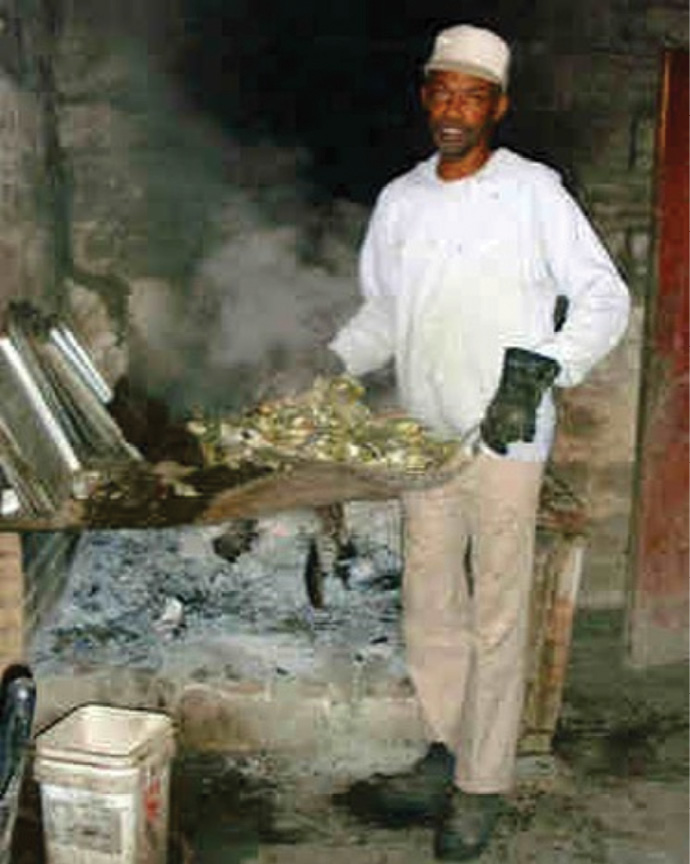 Dedicated oyster cook Henry Gilliard stoked fires and roasted clusters in Bowen’s special Oyster Room from 1995 to 2011. Known for his sense of humor, he was a crowd favorite. Gilliard died in 2013.