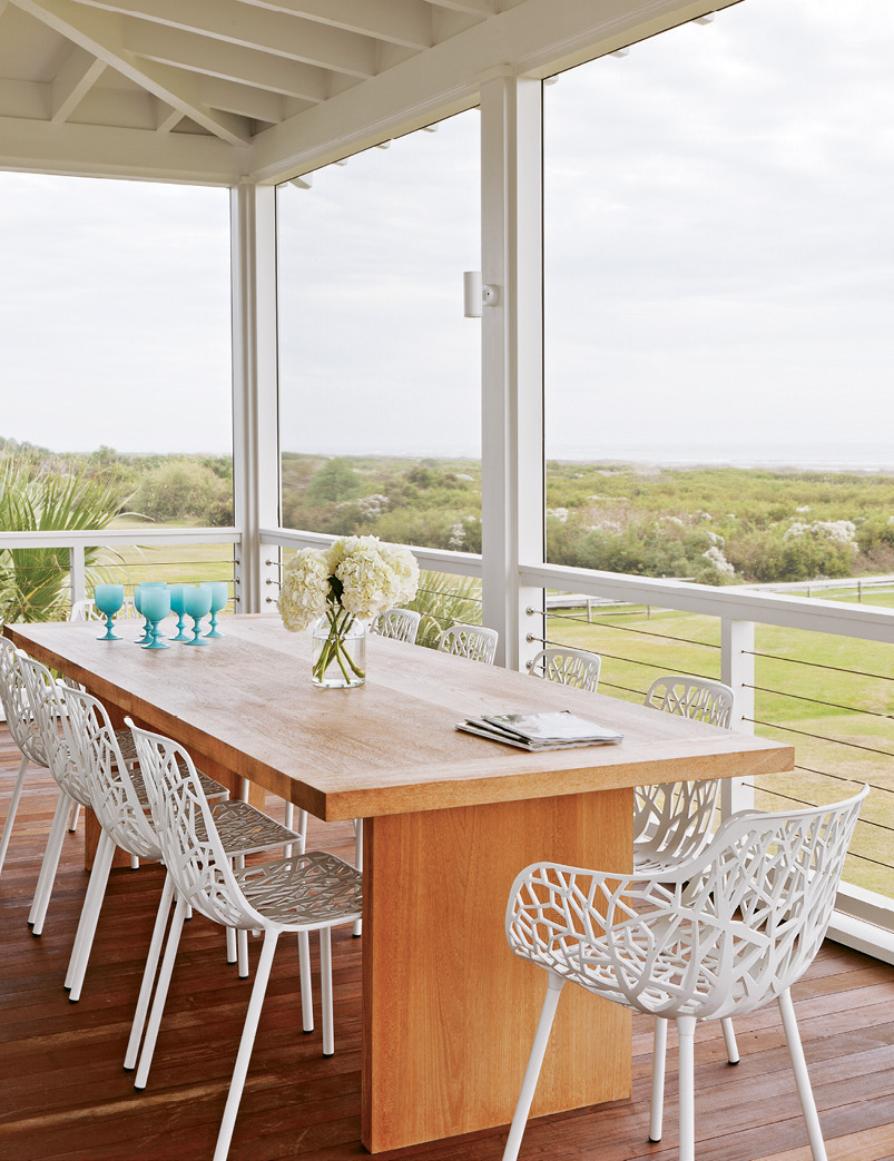 The outdoor dining table echos the home’s clean lines.