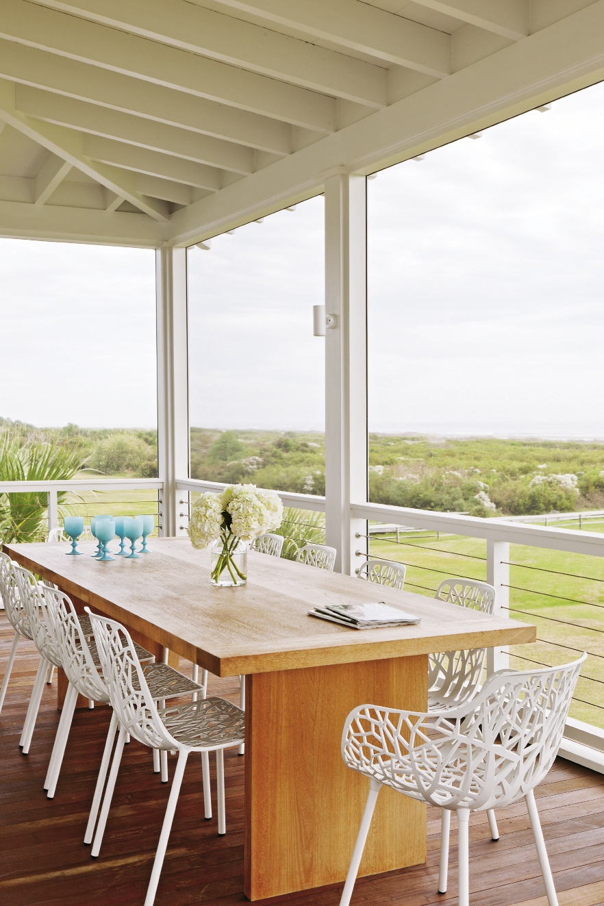 The handcrafted teak outdoor dining table by Brian Hall of Kistler Design Co. echoes the home’s clean lines.