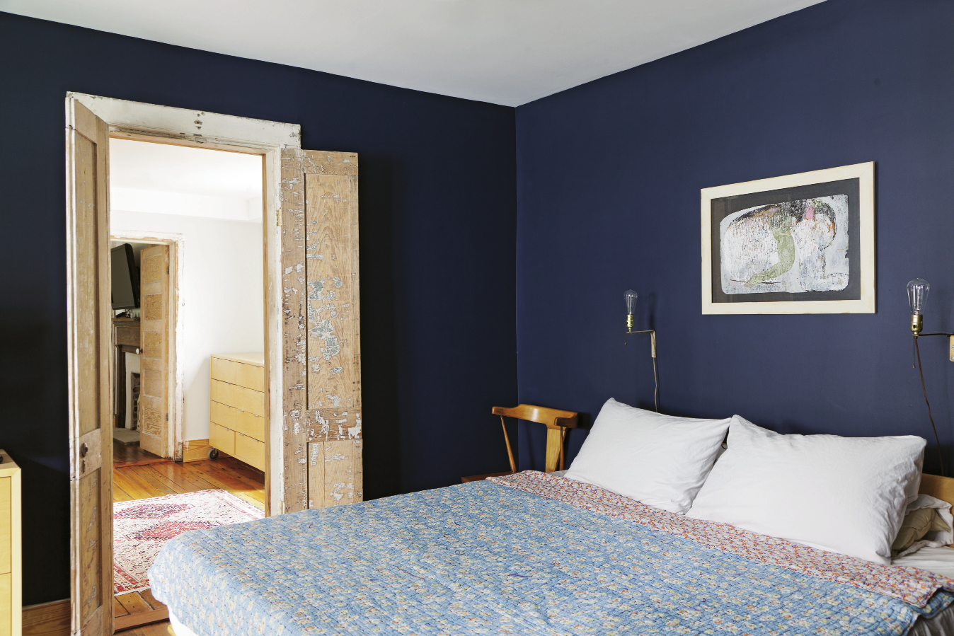 The couple’s bedroom was painted navy to facilitate a good night’s sleep.
