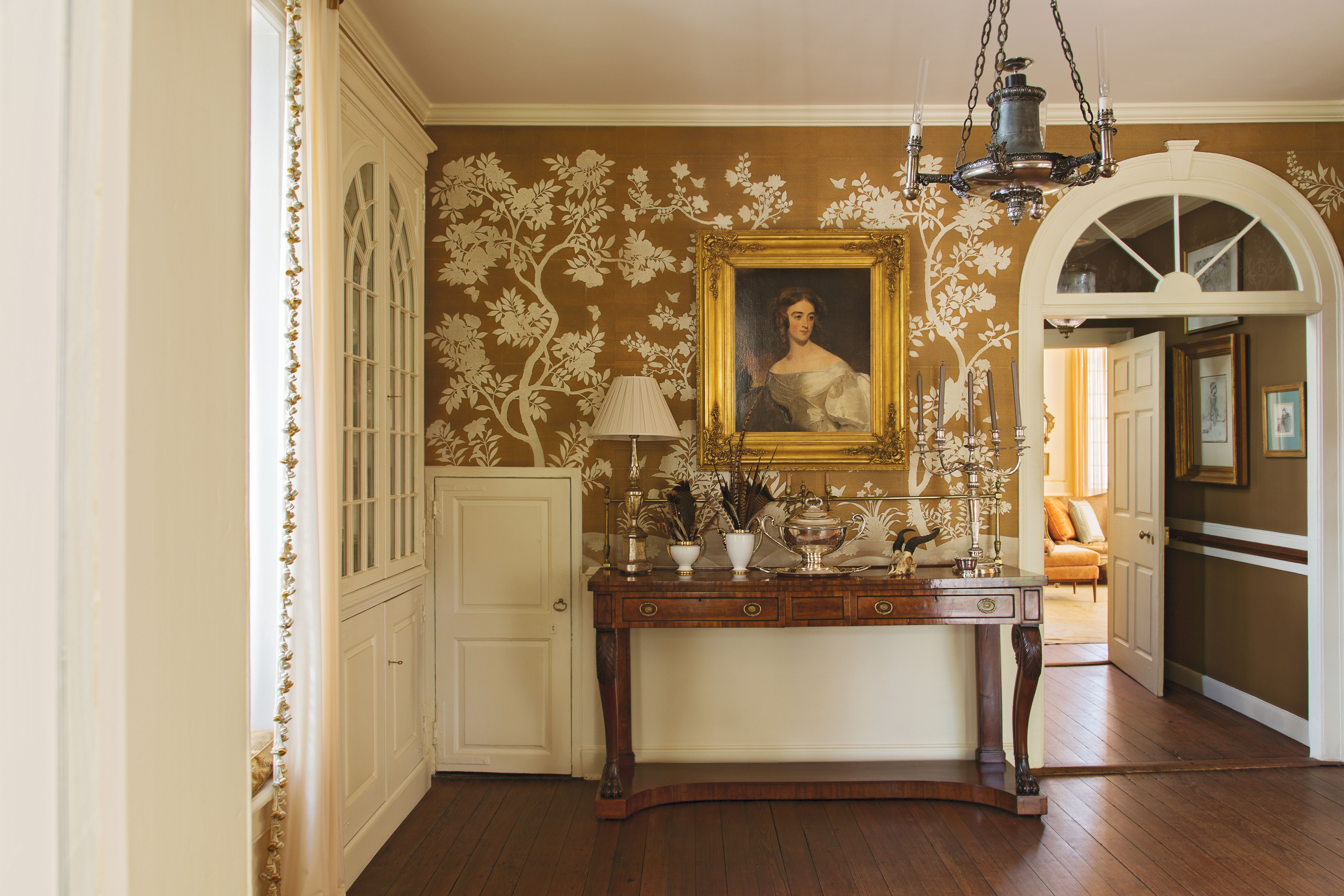 In the butler’s pantry, hand-painted Gracie wallpaper complements a portrait of Mary Roane Ritchie Green by 19th-century master portrait artist Thomas Sully, who completed more than 2,000 works of wealthy patrons and politicians.