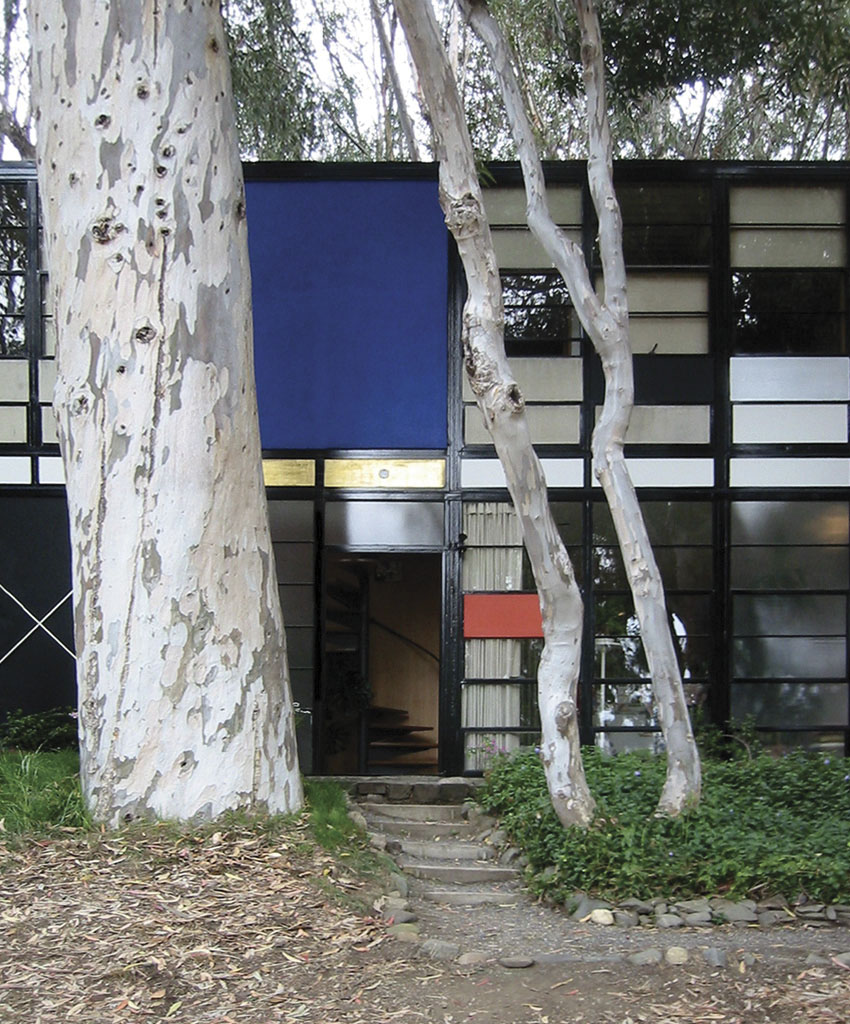 The main entrance of the circa-1949, glass-and-metal Eames House.