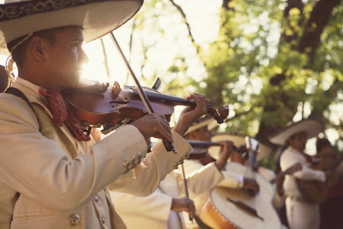 Mariachi bands are always performing in the evenings in El Jardín