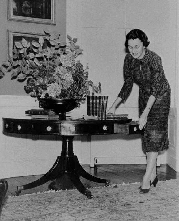 Historic Charleston Foundation’s Frances Edmunds readies a home for tour-goers in the 1950s.