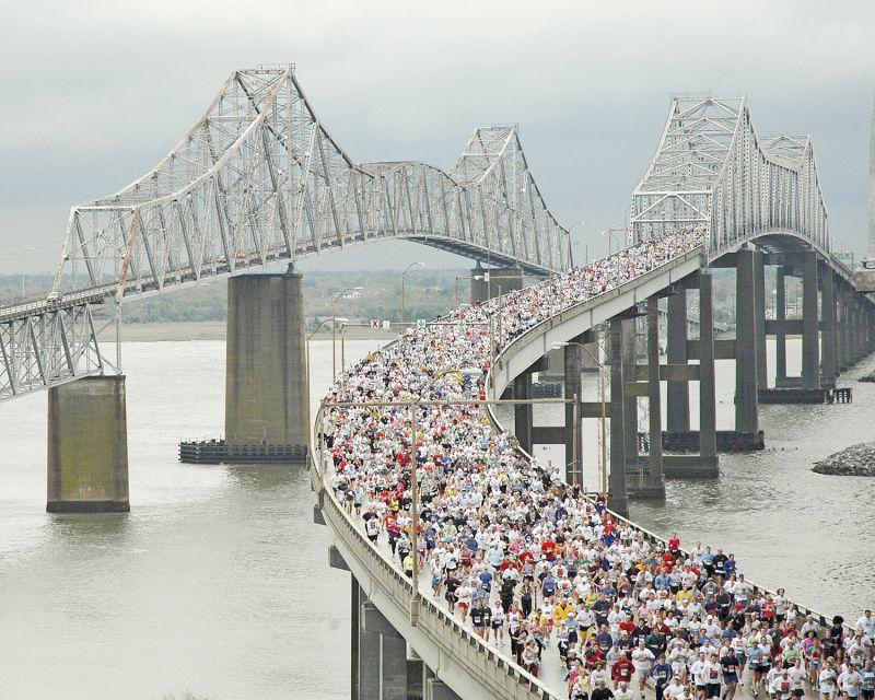 1978: Some 1,000 people participate in the first Cooper River Bridge Run.