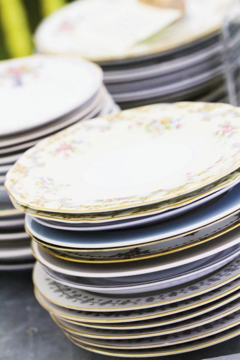 STACK ’EM HIGH: Mix-and-match patterned china lent a casual air to the reception.