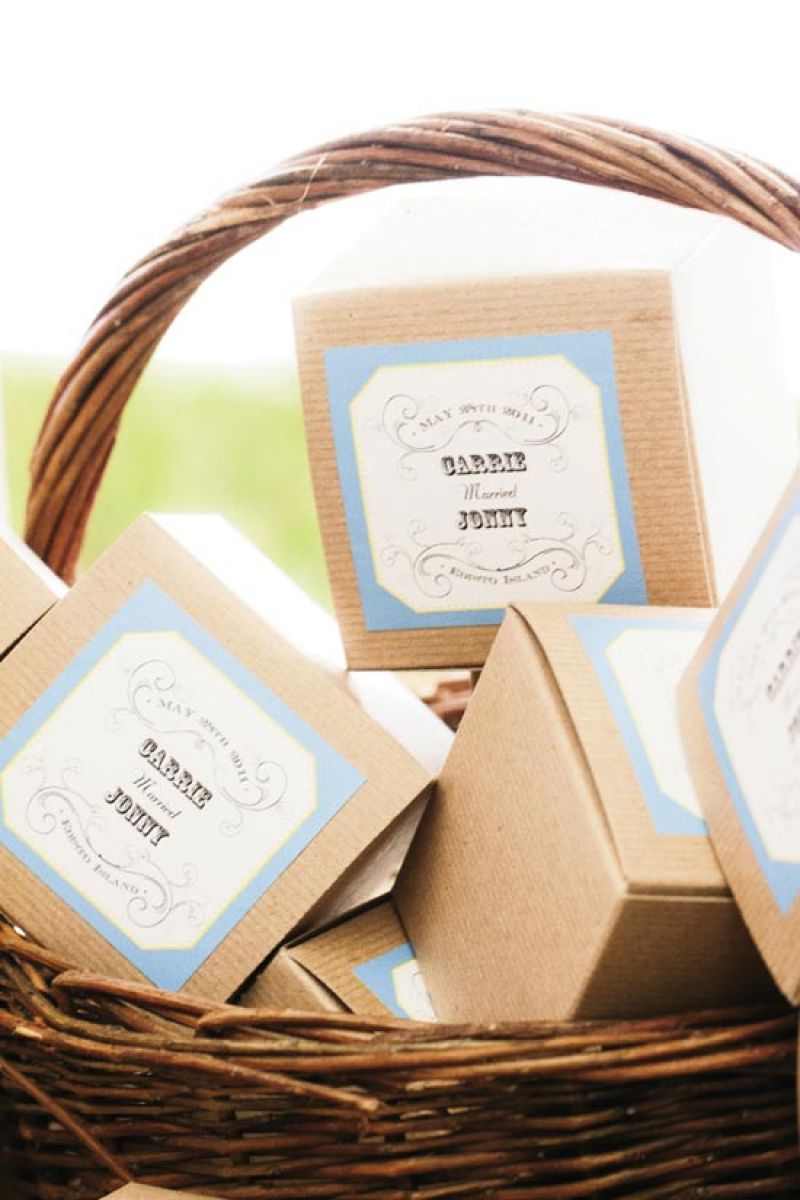 I’LL TAKE IT TO GO: “We ordered small brown to-go boxes and customized them with ‘Carrie Married Jonny’ stickers. People could take home a slice of our tasty wedding cake or cupcakes,” says Carrie of the dessert spread.