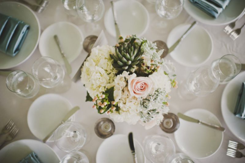 BRIDE’S EYE VIEW: Centerpieces of pink rose, hydrangea, succulent, hypericum berries, and Dusty Miller decorated the tables for the sit-down dinner.