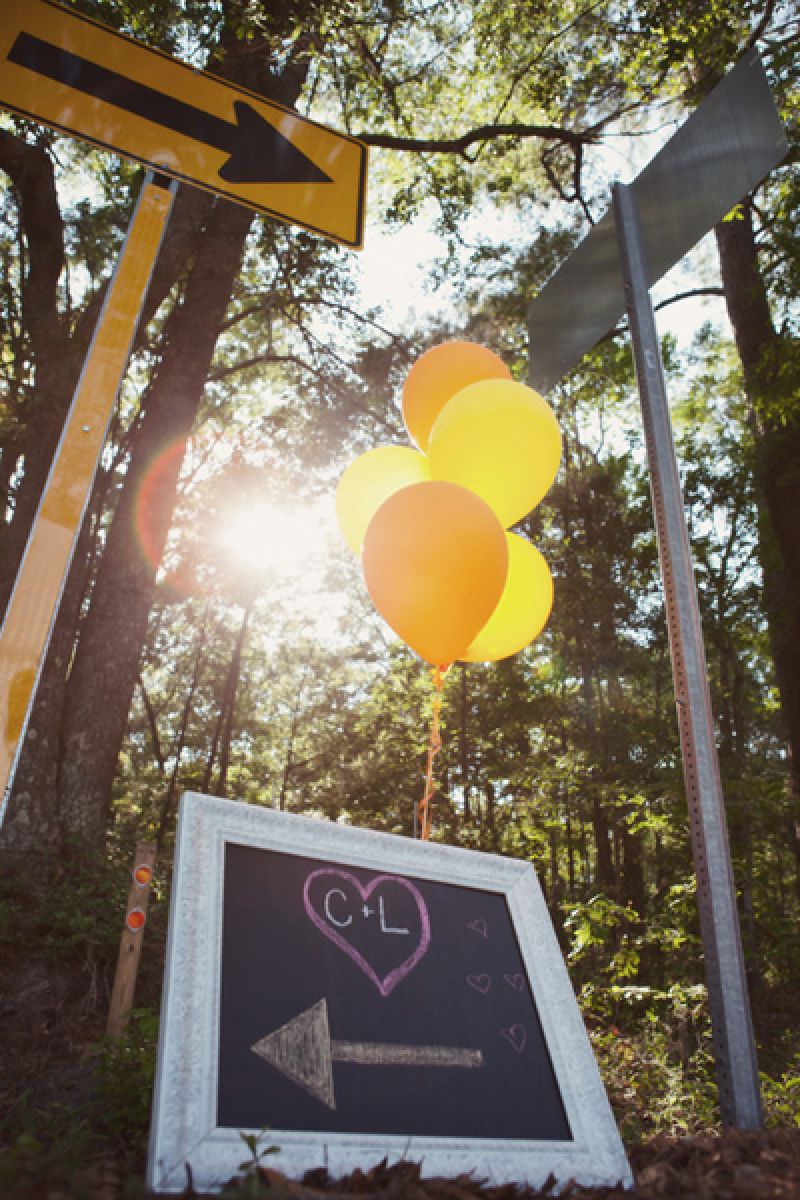 ROADSIDE WELCOME: A chalkboard sign and balloons directed guests to the wedding venue.