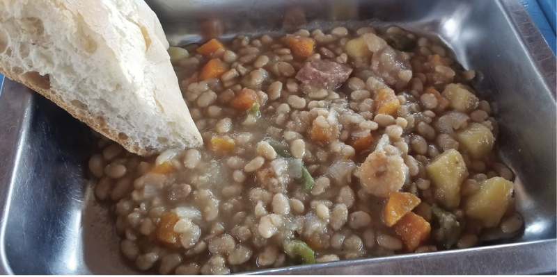 A stew made with white peas.