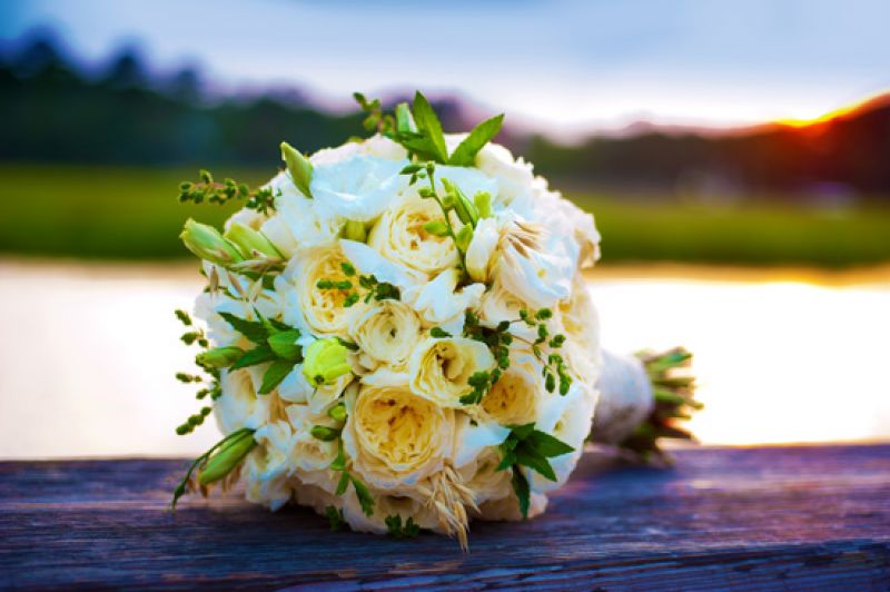 WHAT A HANDFUL: Terri Tezza with Ooh! Events created a bouquet of antique white roses interspersed with fresh greens. As for the setting? It’s the deck of The Cotton Dock.