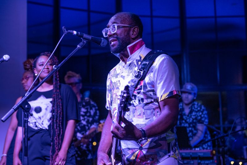 Sunday night&#039;s entertainment included a performance by Thomas McClary of the Commodores.