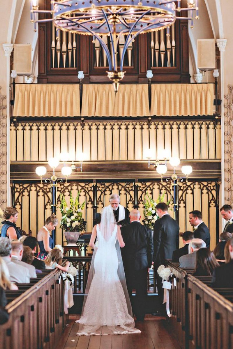 SET THE STAGE: Loluma accented The French Protestant (Huguenot) Church’s deep wood décor with fresh white and green blooms.