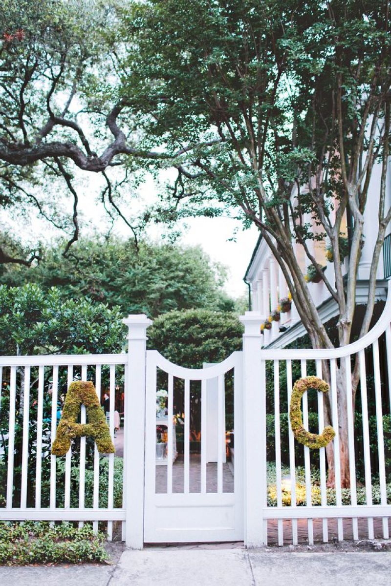 A TO C: Greens arranged in letter shapes hung from the gate, welcoming guests to the Governor Thomas Bennett House.