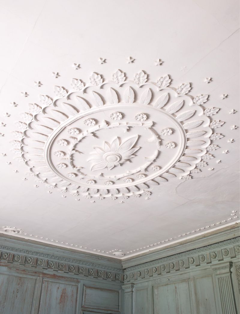 A hand-carved cornice of triglyphs and flowers ornaments the paneled walls of Drayton Hall’s great hall. The plaster medallion, the third rendition to grace a ceiling that suffered damage over time, reprises the cornice’s pattern of flowers.