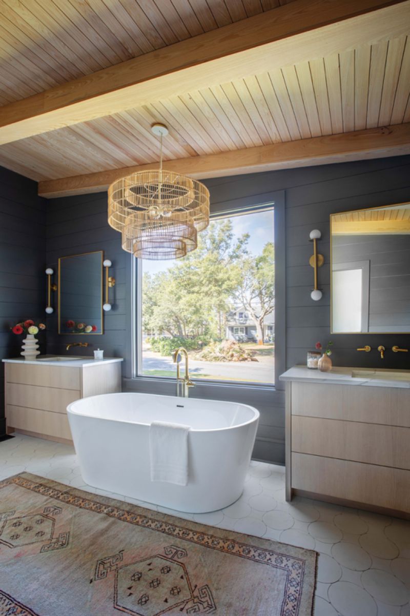 This color is repeated in the spacious bathroom with its luxe soaker tub.