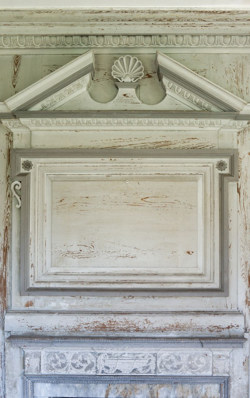 In houses of the Georgian era, mantels like this one at Drayton Hall afforded opportunities to further embellish rooms with expertly designed and crafted wood carving.