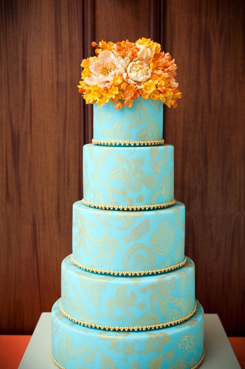 as seen with the cake by Boutique Tents. The key to make the colors all work? Saturated tones and touches of gold in the event elements that tied them to the classic setting.