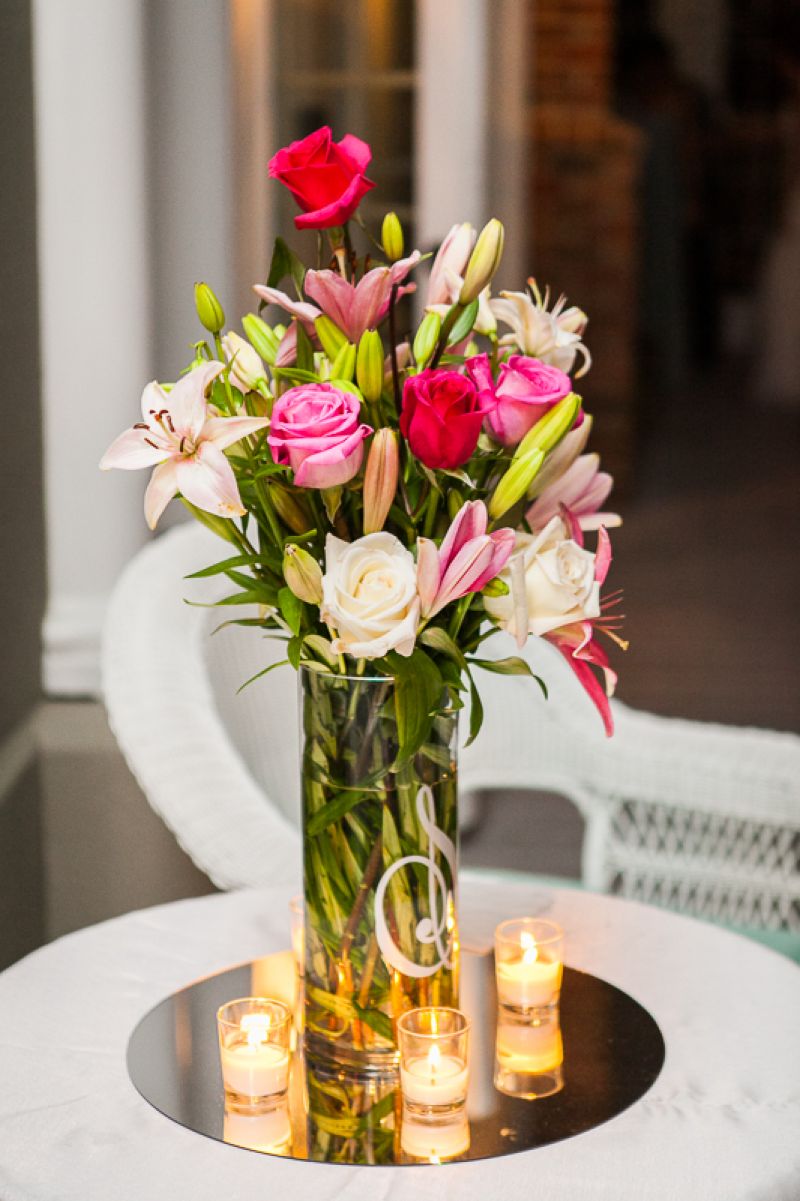 “blush and bashful.” The formal floral arrangement at the church’s entrance featured a blush array of roses