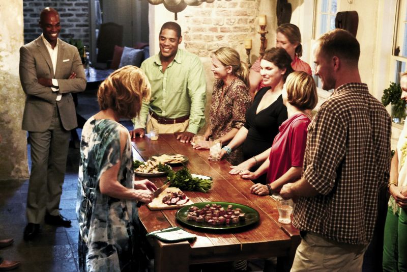 Suzanne demos her steak bites appetizer to the class. Roast tenderloin, she tells them, is practically a love letter to your guests.