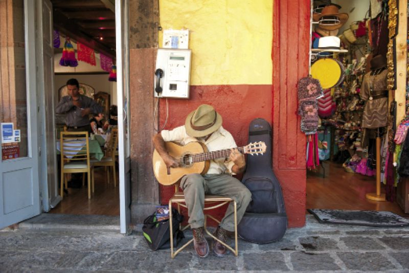 An Argentine guitarist serenades shoppers every day in El Jardín
