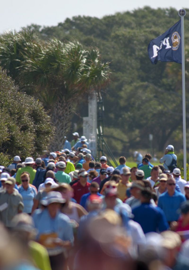 A sea of people head towards the front nine.