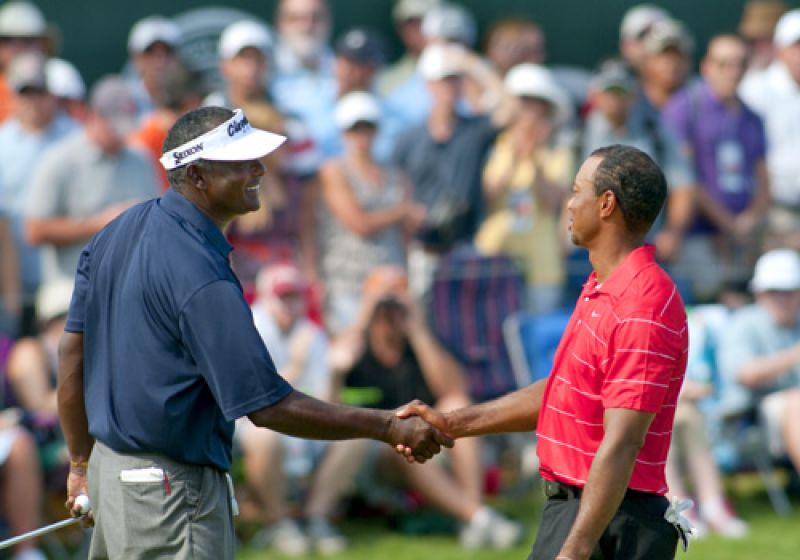 Tiger and Vijay shake hands after completing the 3rd round.
