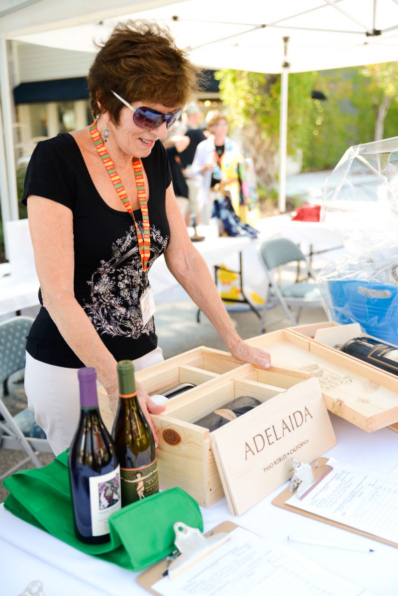 Volunteer puts the finishing touches on an auction table