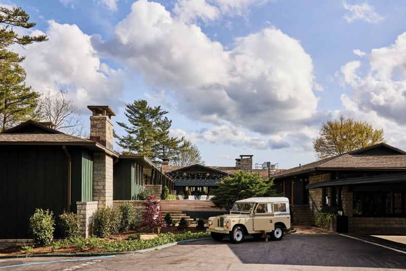The vintage Land Rover at Skyline Lodge adds to the mid-century vibe. (Right) One of the soaring granite fireplaces in the lounge at Oak Steakhouse Highlands.