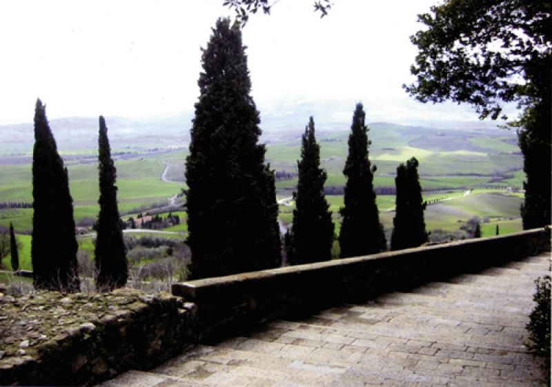 While in Italy, the group spends five days at a Siena farmhouse outside Montalcino that looks out over a valley filled with vine