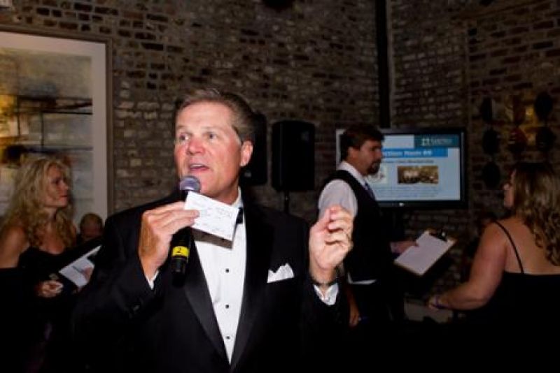 Local meteorologist Tom Crawford led the evening&#039;s live auction.