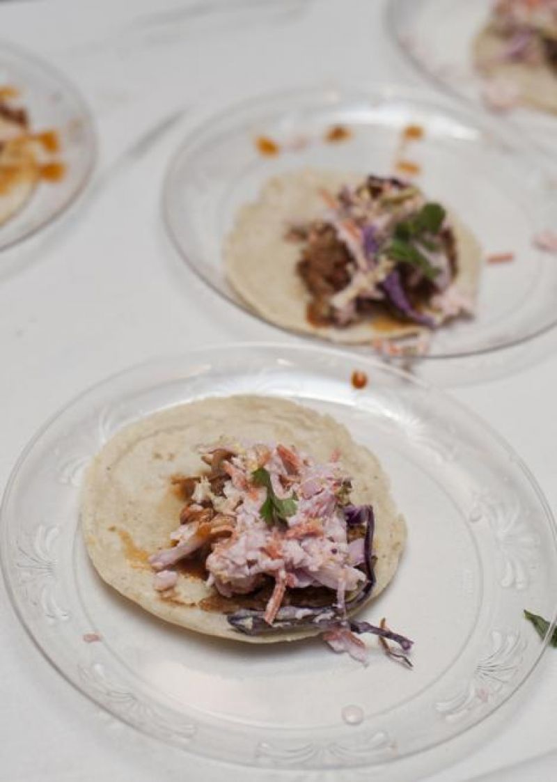 Chipotle barbecue pork miniature tacos provided by Básico