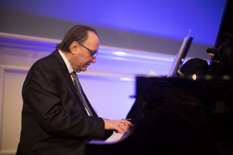 Jazz pianist Frank Puzzullo set the mood during cocktail hour.